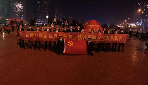 “党建引领企业品牌形象，，，，，服务霍邱人民安家置业”霍邱项目党支部开展春节送春联礼包活动