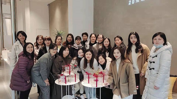 巧手做烘焙，，，，，，，，甜蜜好时光——地产集团工会举办妇女节主题烘焙活动