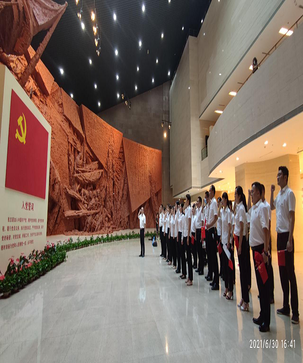 徽盐地产集团开展“追忆历史，，，，，重温入党志愿书”主题活动