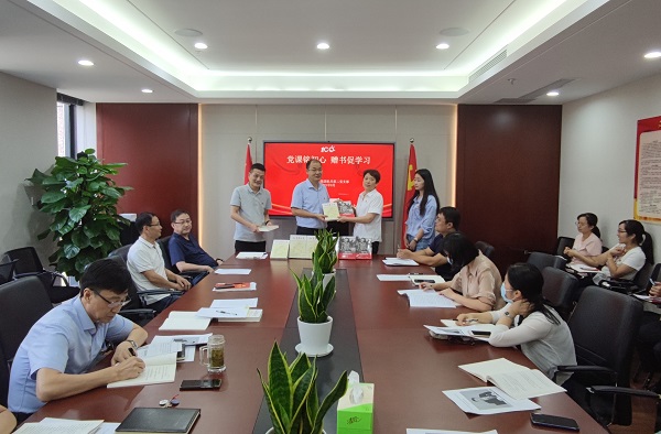 党课铭初心，，，，，赠书促学习——徽盐地产集团机关第二党支部推动党史学习教育再升温